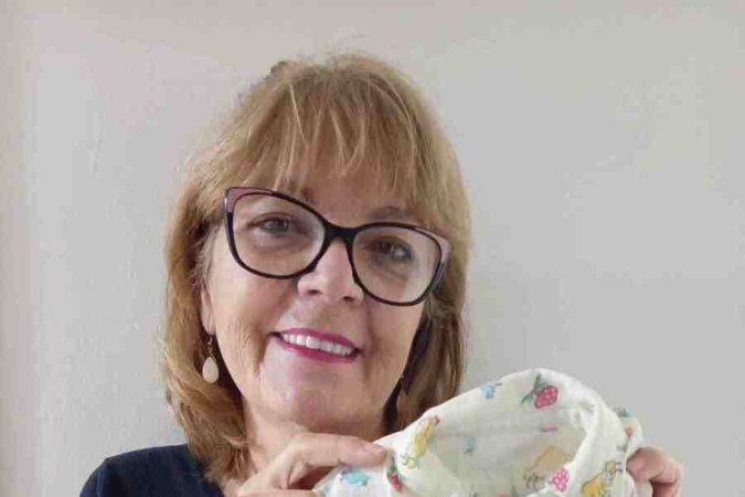 Tânia guarda um dos casacos levados pela 
mãe no Bazar do Papai 
há 42 anos