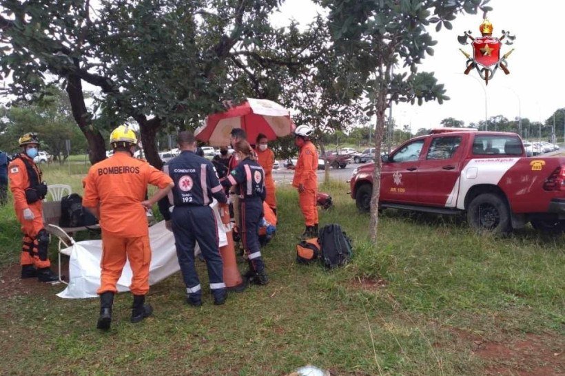 Bombeiros tentam reanimar homem vítima de parada cardiorrespiratória perto de terminal