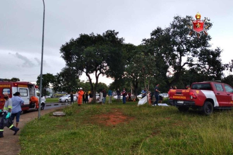 Bombeiros tentam reanimar homem vítima de parada cardiorrespiratória perto de terminal