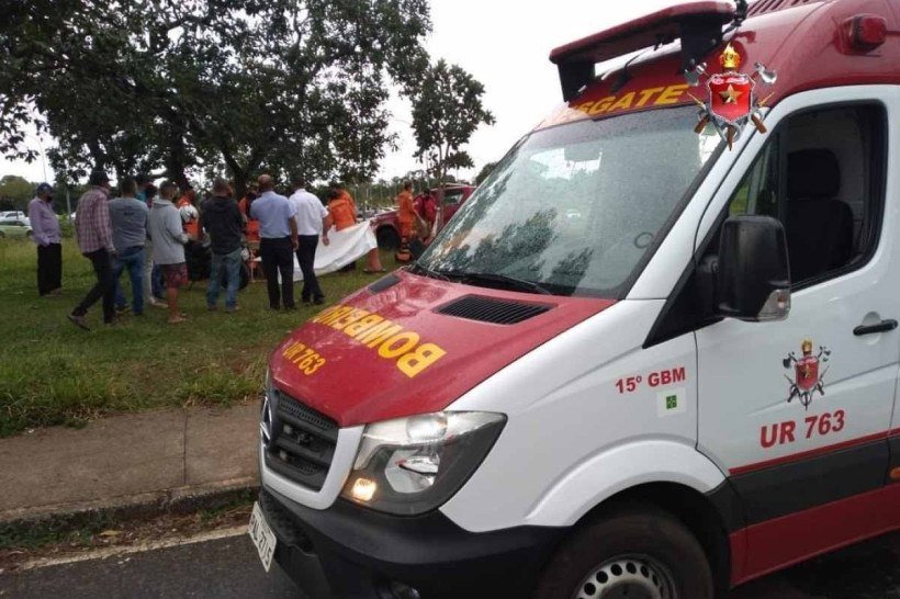 Bombeiros tentam reanimar homem vítima de parada cardiorrespiratória perto de terminal