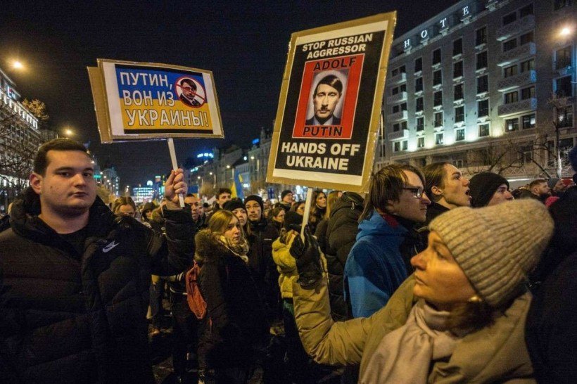  Protestors take part in a demonstration against Russia's invasion of Ukraine, on March 4, 2022 at the Venceslas square in Prague, Czech Republic. (Photo by Michal Cizek / AFP)

      Caption 