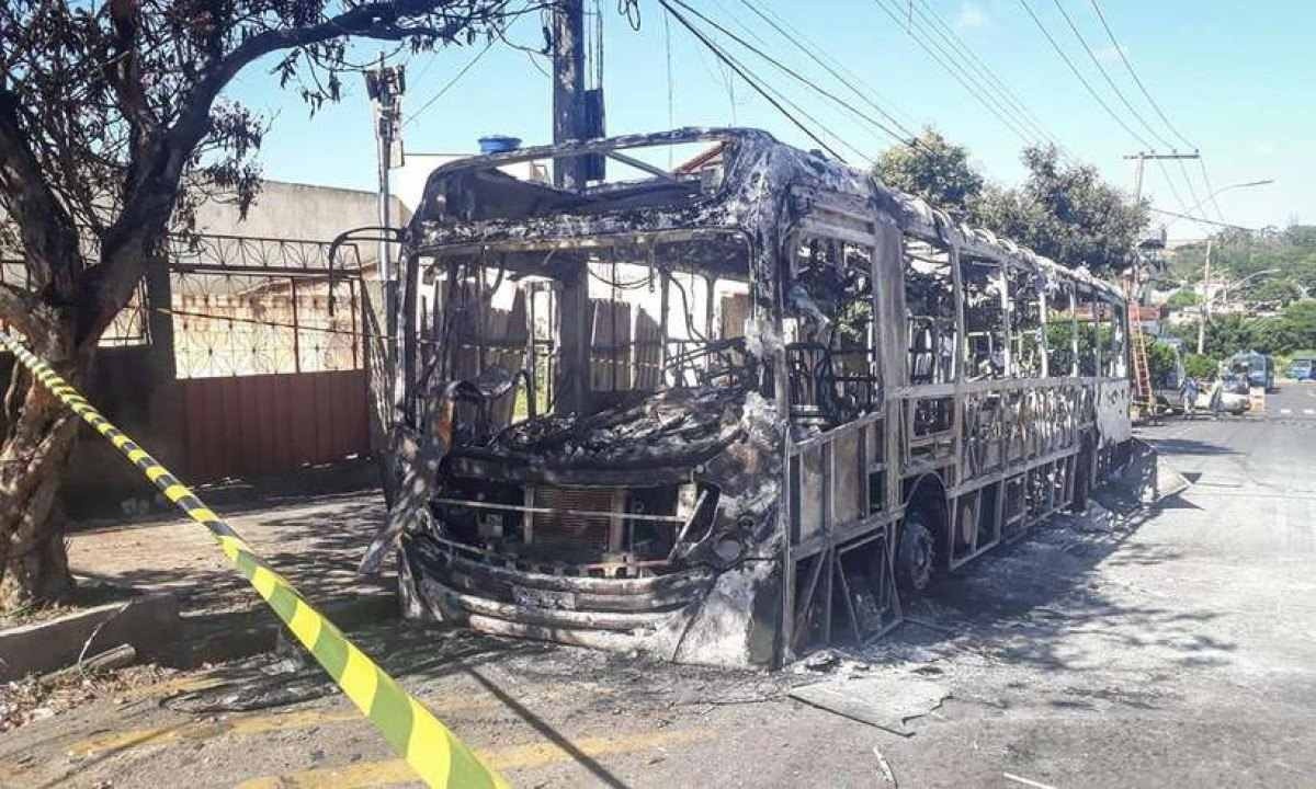 Ônibus é incendiado em BH e criminosos deixam carta