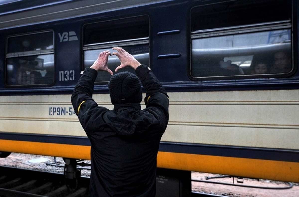  A man gestures in front of an evacuation train at Kyiv central train station on March 4, 2022. - Ukraine accused the Kremlin of 'nuclear terror' on March 4, after Europe's largest atomic power plant was attacked and taken over by invading forces, sparking Western horror at the threat of Russia's war contaminating all of Europe. (Photo by Sergei CHUZAVKOV / AFP)
      
