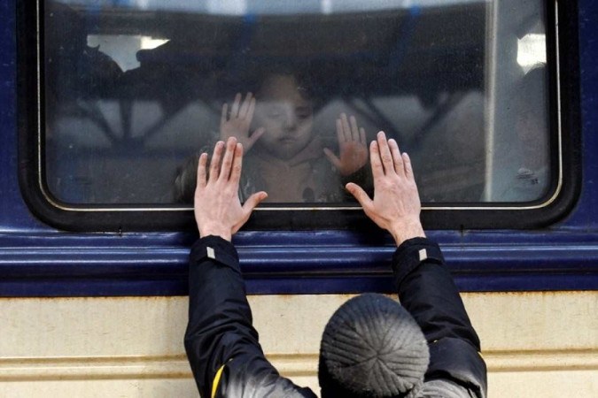  A man gestures in front of an evacuation train at Kyiv central train station on March 4, 2022. - Ukraine accused the Kremlin of "nuclear terror" on March 4, after Europes largest atomic power plant was attacked and taken over by invading forces, sparking Western horror at the threat of Russias war contaminating all of Europe. (Photo by Sergei CHUZAVKOV / AFP)        -  (crédito:  AFP)