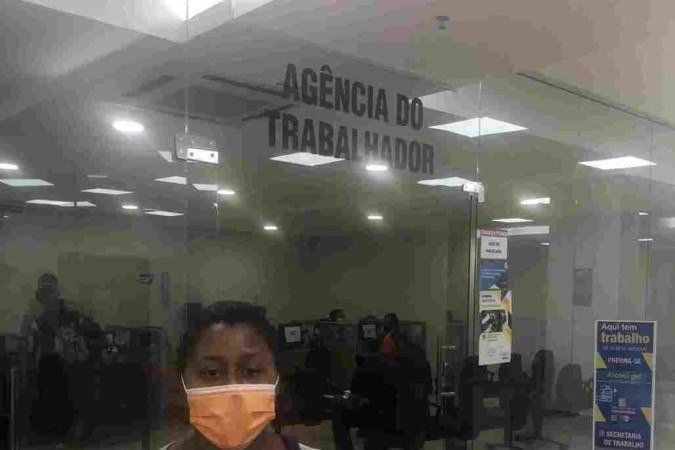 Sidneia Jesus, 25 anos, é uma das mulheres que aguarda há mais de um ano por uma nova oportunidade. Antes de ficar desocupada, ela atuava como costureira, mas não consegue arranjar um emprego desde 2020. A mulher mora em Sobradinho, com os dois filhos, um menino de 6 anos e uma menina de 9 meses, e uma sobrinha, de 14 anos. Sidneia é a única responsável financeira da residência e tem sustentado a família com R$ 400 reais mensais, que recebe de programas sociais do governo