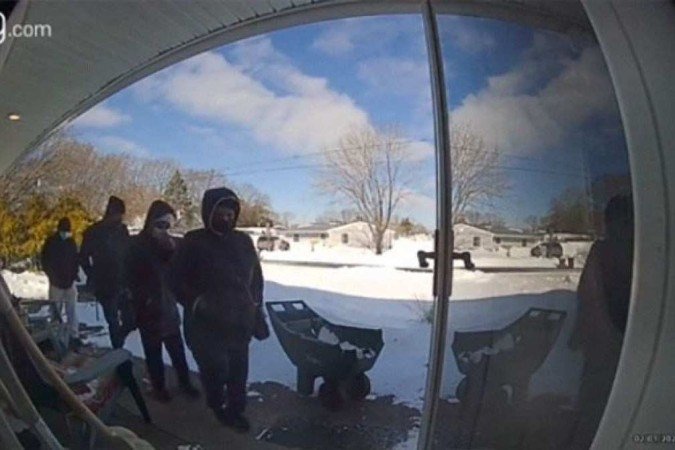 Uma série de coincidências fez com que o corretor levasse um grupo de compradores à casa errada e todos tiveram que se explicar para a polícia - (crédito: @busymomoli/TikTok/Reprodução) Uma série de coincidências fez com que o corretor levasse um grupo de compradores à casa errada e todos tiveram que se explicar para a polícia - (crédito: @busymomoli/TikTok/Reprodução)