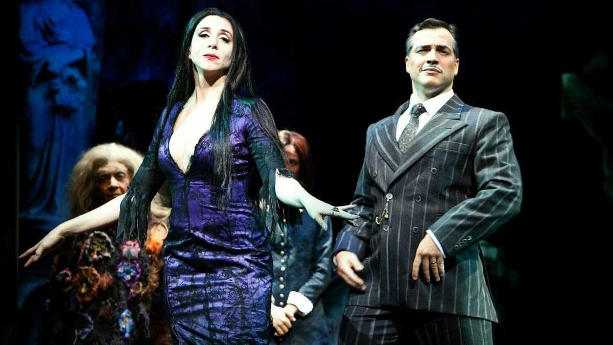 'A Família Addams' usa o bom humor para criticar a 'normalidade'