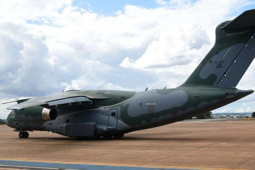  07/03/2022. Crédito: Ed Alves/CB/D.A Press. Brasil. Brasília - DF. Politica. A aeronave, um KC-390 Millennium, irá decolar às 15 horas, com 11,6 toneladas de medicamentos para atendimento emergencial, alimentos e itens de necessidade básica com tecnologia para funcionamento autônomo ? utilizados em locais sem recursos e em situações extremas, como guerras e conflitos. Autoridades do governo brasileiro, incluindo os Ministros Anderson Torres (Justiça e Segurança Pública), Braga Netto (Defesa), Marcelo Queiroga (Saúde), e o Ministro interino das Relações Exteriores, Embaixador Fernando Simas Magalhães.  Cerimônia de lançamento da Operação Repatriação e partida da aeronave com doação humanitária   