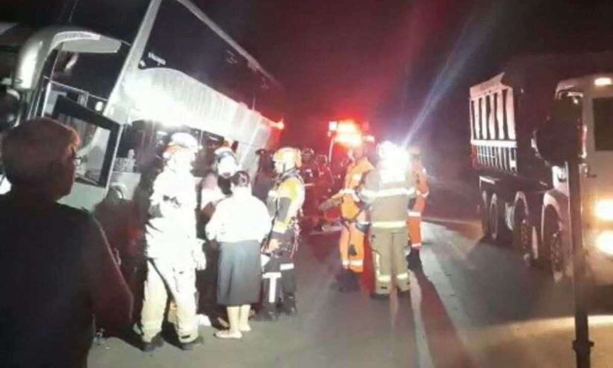 Acidente com ônibus da Buser deixa feridos na Grande BH