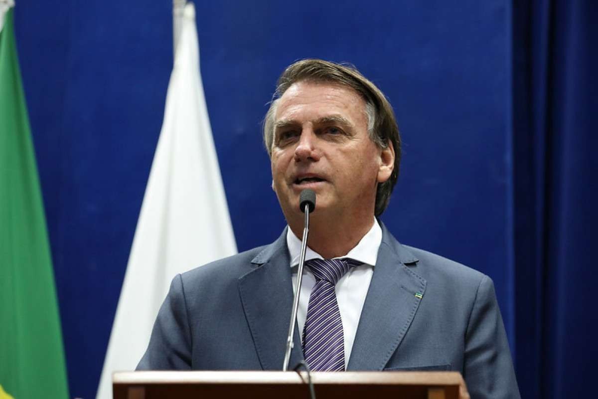 Bolsonaro assina decreto para distribuição gratuita de absorventes