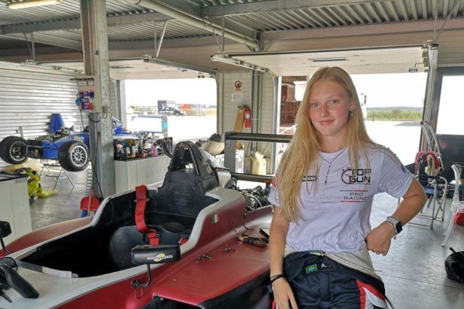Aos 15 anos, única garota na F4 brasileira mira carreira nas pistas - Aos 15 anos, única garota na F4 brasileira mira carreira nas pistas -