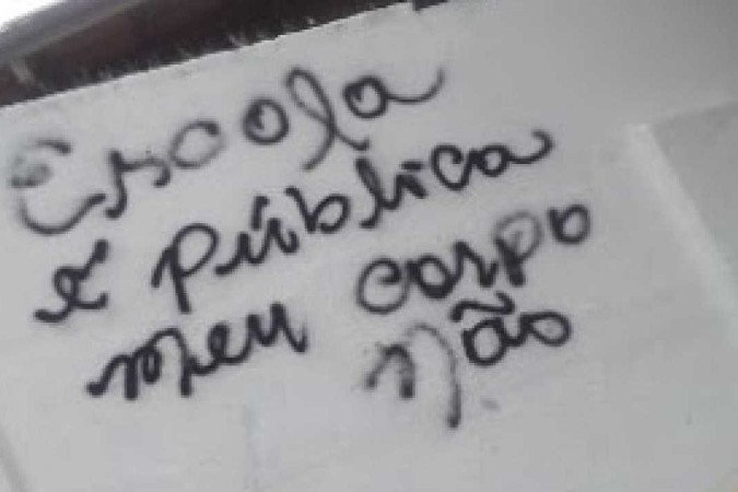Estudantes chegaram a fazer manifestação e pintaram palavras de protesto no muro do colégio - (crédito: Notícias de Pentecostes/Reprodução) Estudantes chegaram a fazer manifestação e pintaram palavras de protesto no muro do colégio - (crédito: Notícias de Pentecostes/Reprodução)