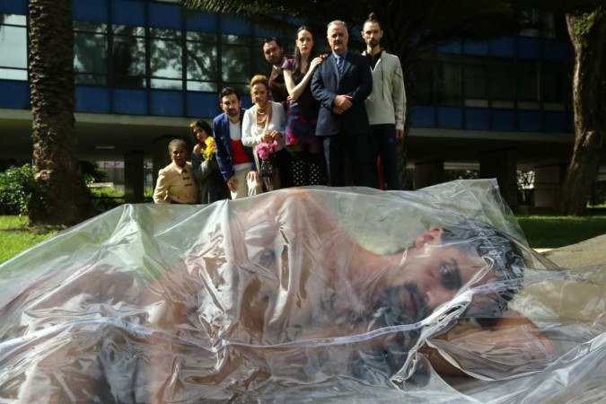 Cena de O beijo no asfalto, em montagem de Fernando Guimarães - (crédito: FatimaMeira/DRT3329/DF) Cena de O beijo no asfalto, em montagem de Fernando Guimarães - (crédito: FatimaMeira/DRT3329/DF)