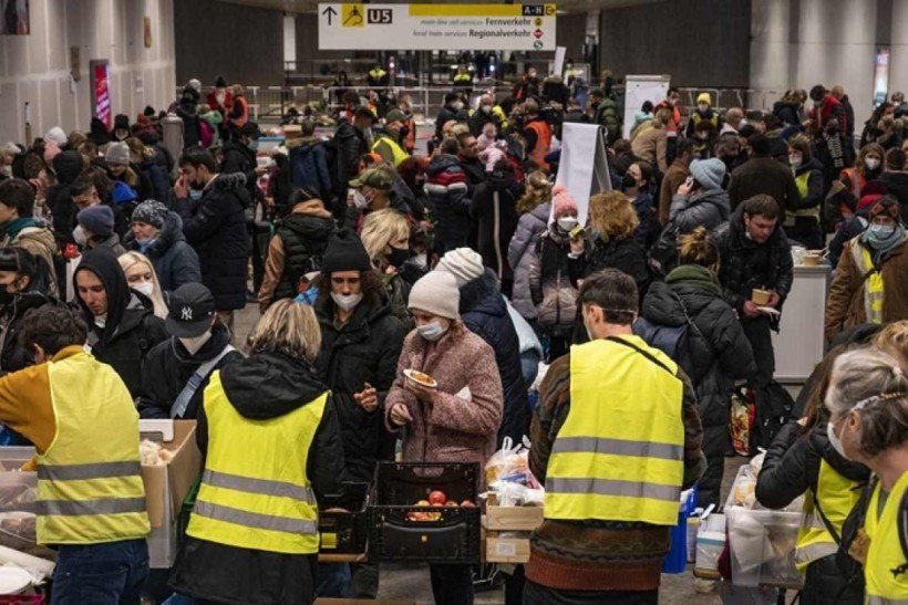 Voluntários distribuem alimentos na estação central de trem, em Berlim, para refugiados da Ucrânia