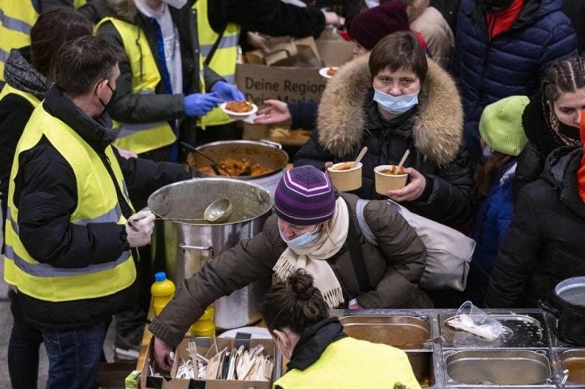 Voluntários distribuem alimentos na estação central de trem, em Berlim, para refugiados da Ucrânia