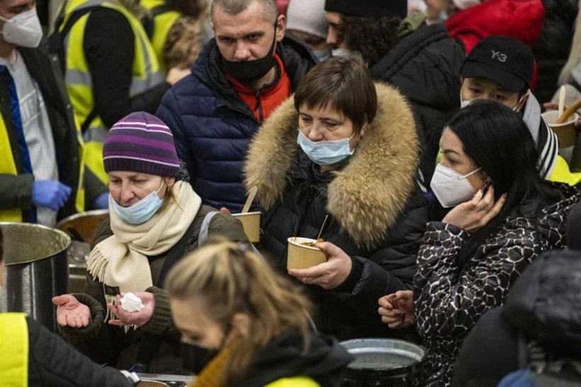 Voluntários distribuem alimentos na estação central de trem, em Berlim, para refugiados da Ucrânia