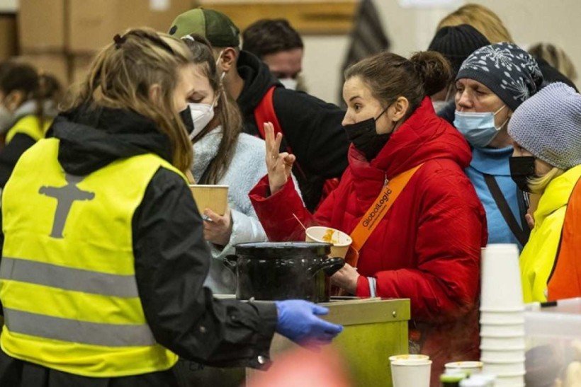 Voluntários distribuem alimentos na estação central de trem, em Berlim, para refugiados da Ucrânia