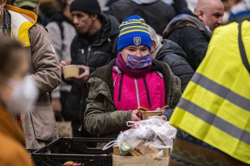 Voluntários distribuem alimentos na estação central de trem, em Berlim, para refugiados da Ucrânia