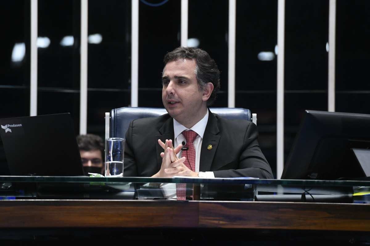 Convidada por Bolsonaro, Damares hesita sobre concorrer ao Senado, Política