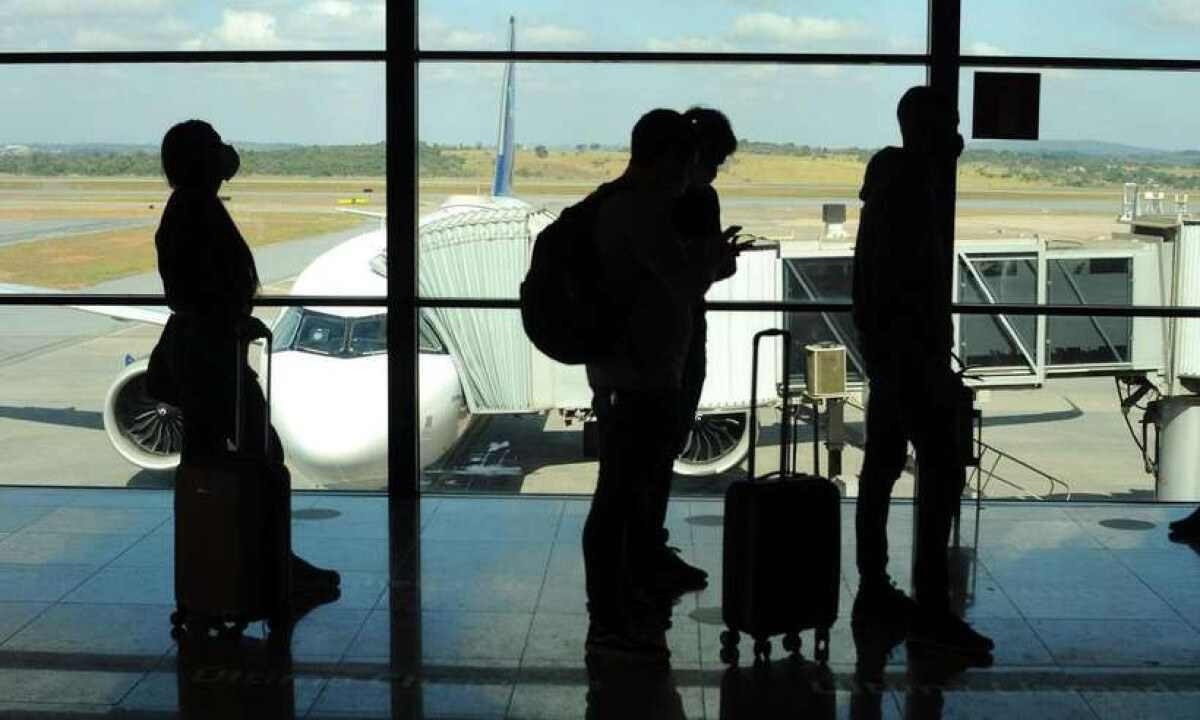 Parlamentares tentarão derrubar veto de Bolsonaro ao despacho gratuito de bagagem 