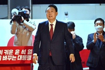 O novo presidente eleito da Coreia do Sul, Yoon Suk Yeol, do principal partido de oposição People Power Party, chega para ser parabenizado por apoiadores do lado de fora da sede do partido em Seul, Coreia do Sul, em 10 de março de 2022. - (crédito: Jung Yeon-je / AFP) O novo presidente eleito da Coreia do Sul, Yoon Suk Yeol, do principal partido de oposição People Power Party, chega para ser parabenizado por apoiadores do lado de fora da sede do partido em Seul, Coreia do Sul, em 10 de março de 2022. - (crédito: Jung Yeon-je / AFP)