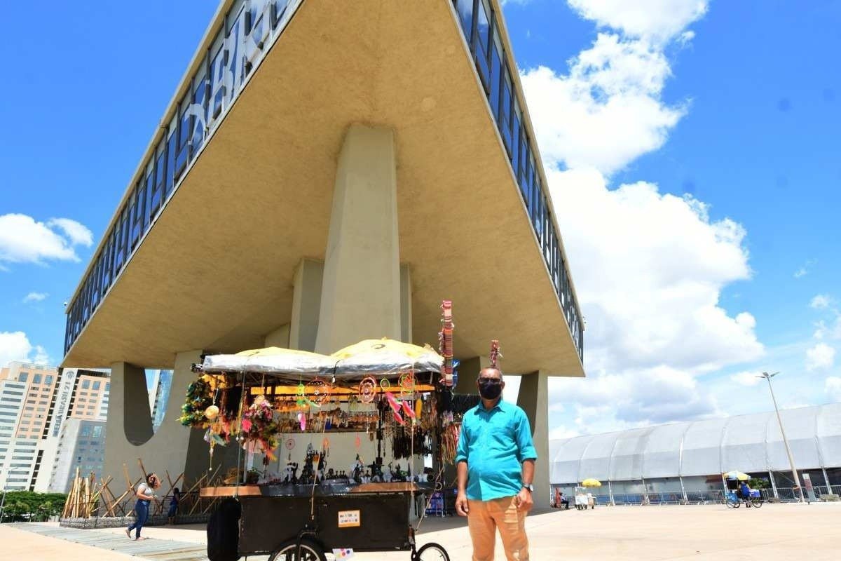 A Torre de TV tem 230 metros de altura. O Mezanino permite uma visão ampla de Brasília, e a feira oferece diversos artigos de artesanato