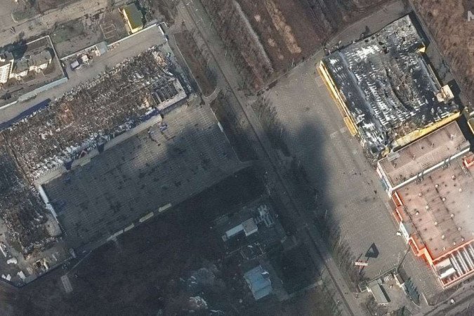 Imagem de satélite mostra destruição completa de um shopping e um supermercado em Mariupol, Ucrânia -  (crédito: Maxar Technologies)