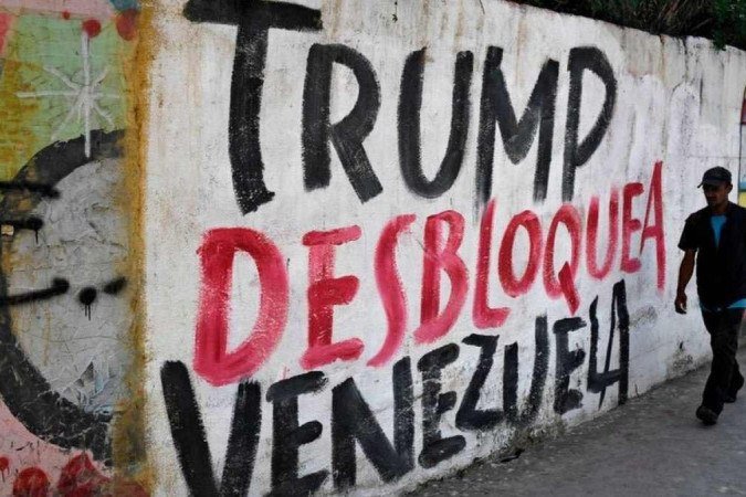 As sanções econômicas impostas por Trump tentaram enfraquecer o governo de Maduro - (crédito: FEDERICO PARRA/Getty Images) As sanções econômicas impostas por Trump tentaram enfraquecer o governo de Maduro - (crédito: FEDERICO PARRA/Getty Images)