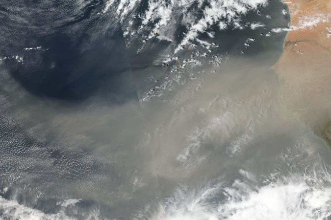 Chegada da areia do Saara a Porto Rico deixou o céu escuro na cidade de Río Piedras, em 2018 - (crédito: NASA por Jeff Schmaltz, LANCE/EOSDIS Rapid Response) Chegada da areia do Saara a Porto Rico deixou o céu escuro na cidade de Río Piedras, em 2018 - (crédito: NASA por Jeff Schmaltz, LANCE/EOSDIS Rapid Response)
