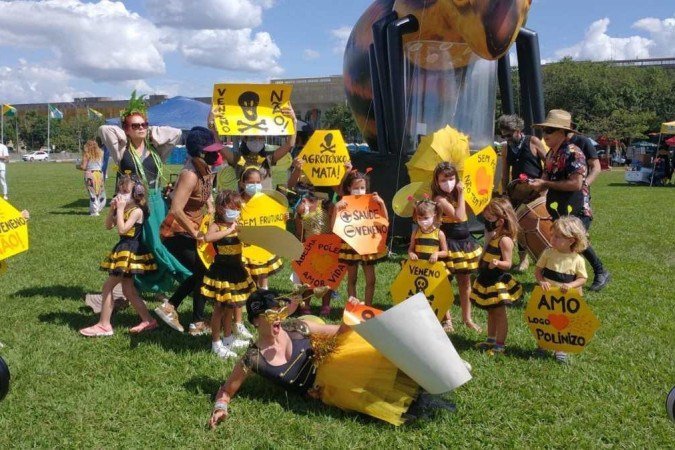 "Abelhinhas" participam de protesto convocado pelo cantor Caetano Veloso