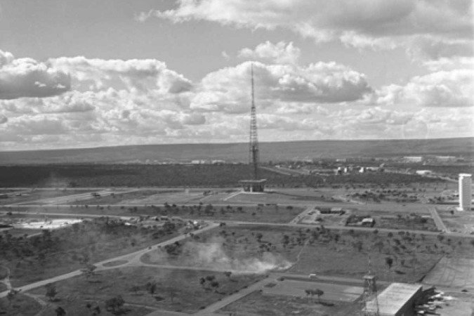 Vista da Torre de TV a partir do Setor de Rádio e TV Sul, em 1970, três ano depois da inauguração da estrutura
