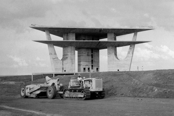 Máquinas e homem na obra de construção da Torre de TV em 1963: marco inspirado na Torre Eiffel começa a ser erguido