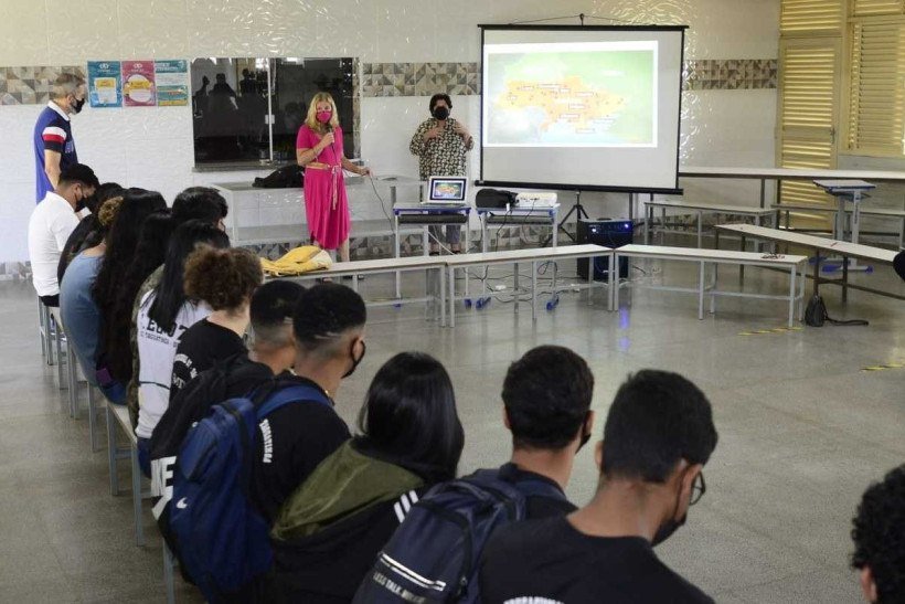 Estudantes do CED 7 de Taguatinga acompanham palestra sobre guerra entre Rússia e Ucrânia