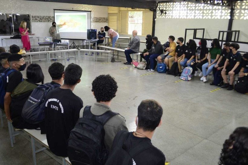 Estudantes do CED 7 de Taguatinga acompanham palestra sobre guerra entre Rússia e Ucrânia
