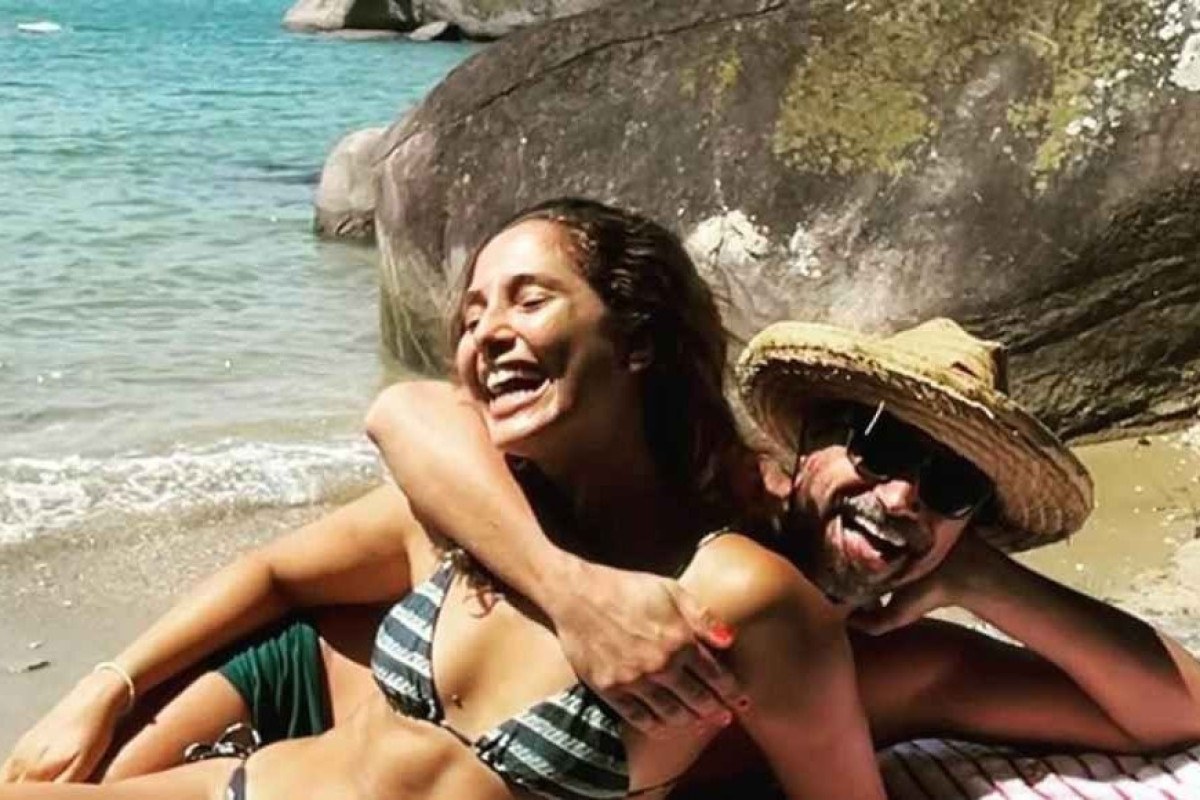 Camila Pitanga posta foto rara com namorado e comemora união