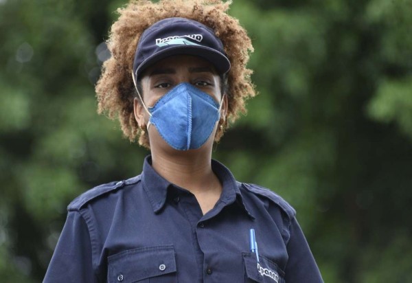  10/03/2022 Crédito: Minervino Júnior/CB/D.A Press. Brasil.  Brasilia - DF. Categorais que não deixaram de trabalhar na pandemia. Vigilante Zilma Oliveira na UBS de Samambaia.