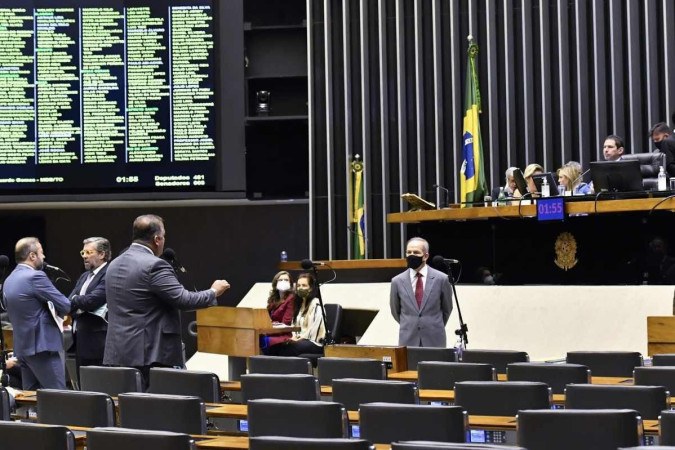 Com bancada rachada, evangélicos escolherão líder no Congresso em eleição  inédita