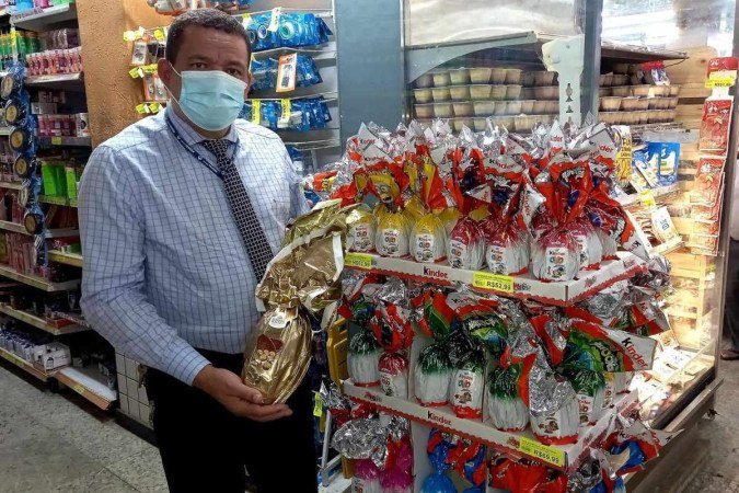 O gerente Givanildo Aguiar espera um aumento de 15% nas vendas de chocolates e produtos - (crédito: Arthur de Souza/CB/D.A Press) O gerente Givanildo Aguiar espera um aumento de 15% nas vendas de chocolates e produtos - (crédito: Arthur de Souza/CB/D.A Press)