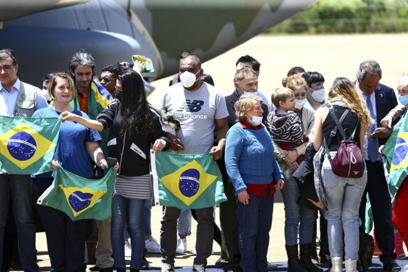 Brasileiro que estava na Ucrânia relata misto de emoções ao chegar ao Brasil 
