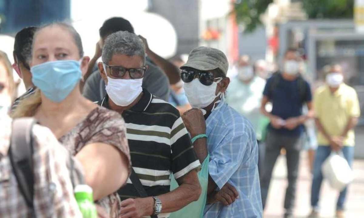 Minas Gerais acaba com recomendação pelo uso de máscaras ao ar livre