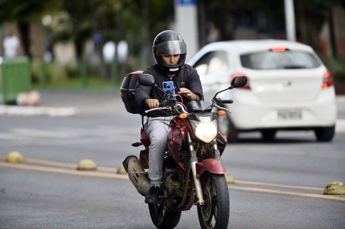 Profissão em perigo: motoboys se arriscam teclando enquanto pilotam 