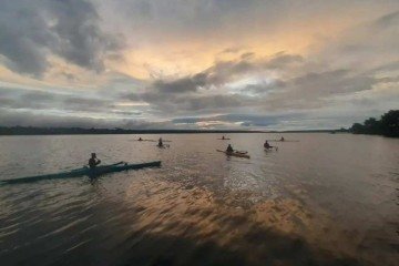 Alunos praticam remo no Lago Paranoá nas primeiras horas do dia Alunos praticam remo no Lago Paranoá nas primeiras horas do dia