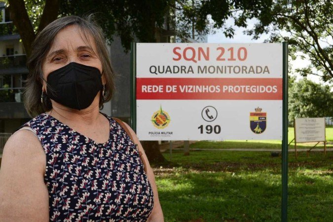  11/03/2022 Crédito: Marcelo Ferreira/CB/D.A Press. Brasil. Brasilia - DF - Prefeituras de quadras ajudam a polícia militar a vigiar a região. Rede de vizinhos protegidos. Maria Goreti,  vice-prefeita da 210 Norte.