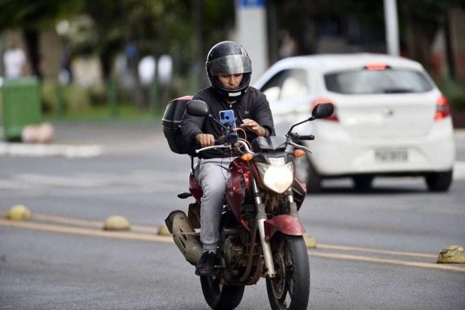 Piloto trabalha como motoboy para viver sonho de ser profissional