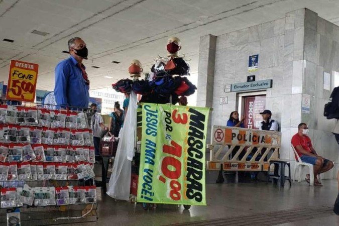 Vendedores de máscaras do DF sentem impacto do decreto que desobriga utilização de proteção facial. - (crédito: Júlia Eleutério/CB/D.A Press) Vendedores de máscaras do DF sentem impacto do decreto que desobriga utilização de proteção facial. - (crédito: Júlia Eleutério/CB/D.A Press)