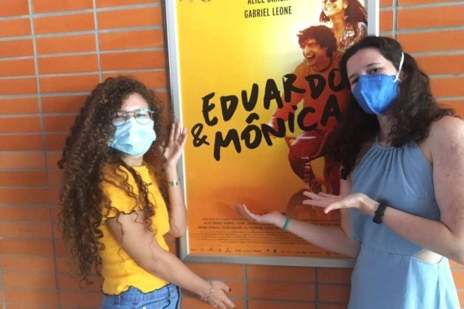 Beatriz Campos Cruz (direita) aproveitou a sessão de Eduardo e Mônica com legenda descritiva - (crédito: Arquivo Pessoal) Beatriz Campos Cruz (direita) aproveitou a sessão de Eduardo e Mônica com legenda descritiva - (crédito: Arquivo Pessoal)