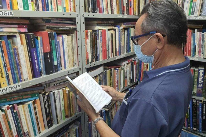 Agostinho Marcelino considera os livros como seus amigos. Ele começou a trabalhar como livreiro em uma loja na Universidade de Brasília - (crédito: Divulgação Correio) Agostinho Marcelino considera os livros como seus amigos. Ele começou a trabalhar como livreiro em uma loja na Universidade de Brasília - (crédito: Divulgação Correio)