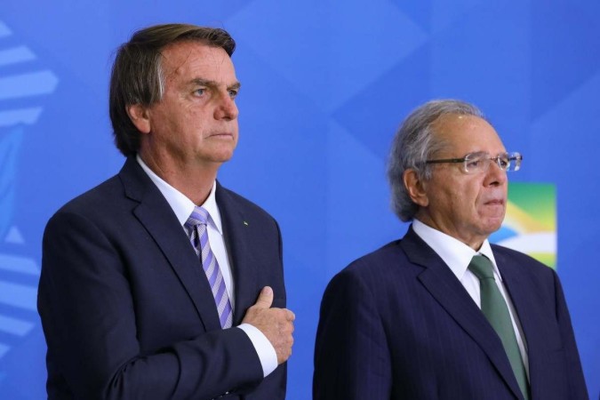 Bolsonaro e Guedes: presidente diz confiar no ministro para enfrentar desgaste provocado pelo mega-aumento de combustíveis -  (crédito: Clauber Cleber Caetano /PR)