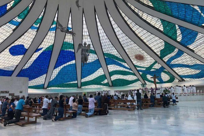 Devotos e membros da arquidiocese de Brasília se despedem de Dom Terra