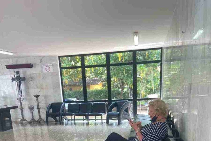 Liana Sabo no enterro do fotógrafo Orlando Brito